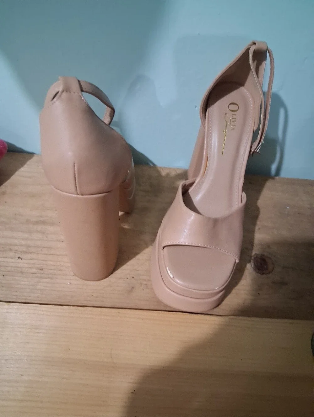 Olivia elevated platform